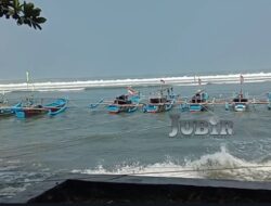 Banjir Rob Akbiatkan Puluhan Perahu Rusak dan Hilang di Pantai Selatan Jampang Sukabumi