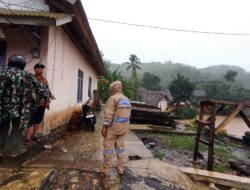 Delapan Rumah Terendam dan Tiga Jembatan Hanyut Dampak Banjir di Lengkong Sukabumi