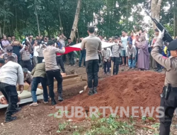 Didampingi Kapolsek Surade, Pemakaman Wakapolsek Ciputat Timur Penuh Tangis