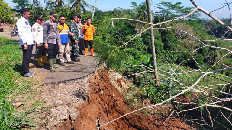 Longsor Lumpuhkan Jalan Kabupaten di Desa Cijengkol Sukabumi