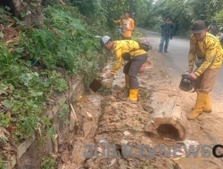 Antisipasi Banjir, UPTD PU Wilayah Jampangkulon Lakukan Pembersihan Irigasi