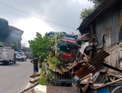 Rem Blong, Truk Muatan Hebel Tabrak Rumah di Cicurug Sukabumi