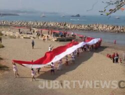 Merah Putih Sepanjang 100 Meter Membentang di Pantai Palabuhanratu Peringati HUT RI Ke-79