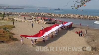 Merah Putih Sepanjang 100 Meter Membentang di Pantai Palabuhanratu Peringati HUT RI Ke-79