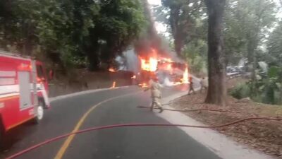 Viral, Bus MGI Palabuhanratu Ludes Terbakar di Cibadak