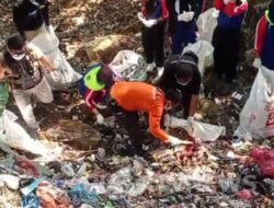 Ratusan Peserta Janmadina 5 Ikuti Bersih-bersih Sungai di Kelurahan Surade