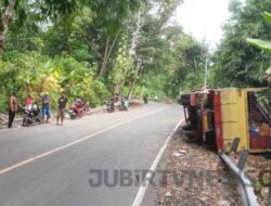 Truk Muat Besi Terguling di Tanjakan Perbatasan Cisolok-Cibareno, Sopir Luka Berat