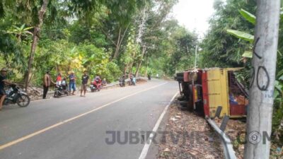 Truk Muat Besi Terguling di Tanjakan Perbatasan Cisolok-Cibareno, Sopir Luka Berat