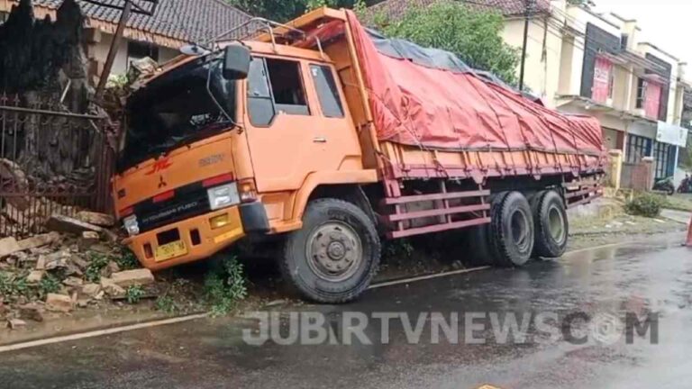 Truk Bermuatan Keramik Tabrak Pagar Rumah di Jampangkulon
