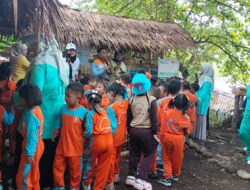 Sambil Cicipi Madu, Siswa Paud Tunas Bahari Diedukasi sambil Bermain di Taman Wisata Lebah ‘Atas Laut’ Cisolok