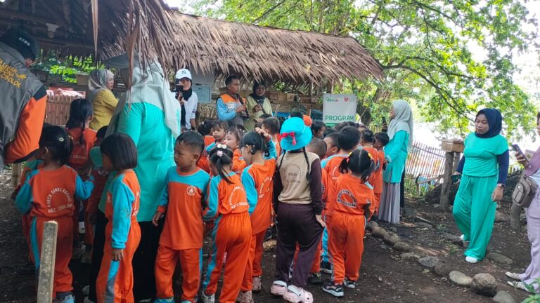 Sambil Cicipi Madu, Siswa Paud Tunas Bahari Diedukasi sambil Bermain di Taman Wisata Lebah ‘Atas Laut’ Cisolok