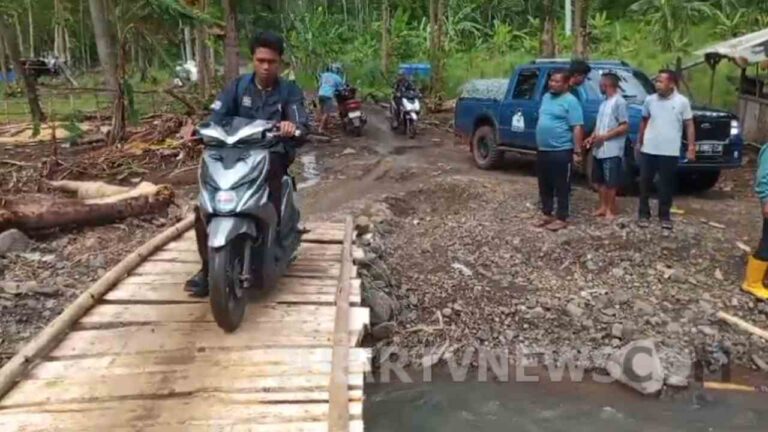 Buka Jalur Alternatif Ciemas-Palabuhanratu, Dewan Toufik Perbaiki Jembatan Kayu di Sangrawayang