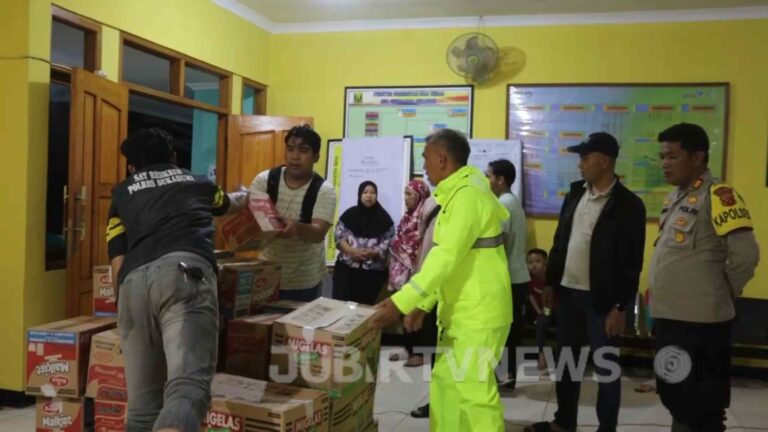 Peduli Korban Banjir, Polres Sukabumi Salurkan Bantuan ke Desa Ciemas