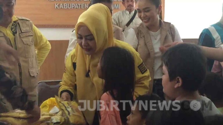 Beri Trauma Healing pada Pengungsi Bencana Kabupaten Sukabumi, Keluarga Dewan Rika Hibur Anak-Anak