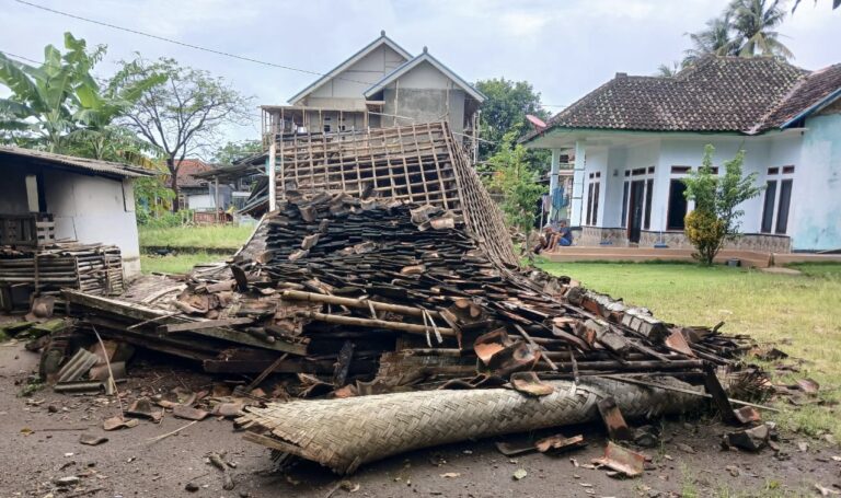 Rumah Ambruk, Lansia di Ciemas Sukabumi Terpaksa Mengungsi ke Warung Kerabat