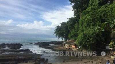 Keindahan Tersembunyi di Selatan Pantai Karang Hawu: Serunya Menangkap Ikan Hias di Kolam Alami