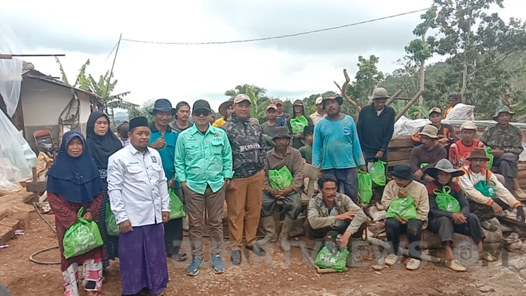 Peduli Korban Bencana, Dadang Hermawan Salurkan 100 Paket Sembako di Jampangkulon