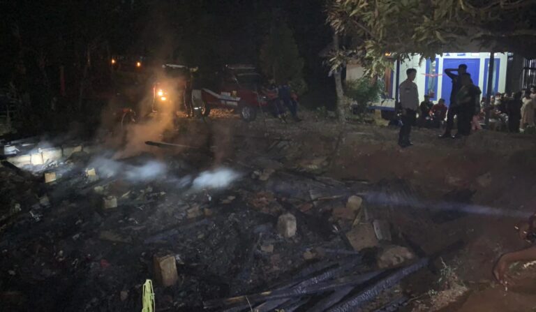 Diduga Korsleting Listrik, Rumah Warga Cimanggu Sukabumi Terbakar hingga Rata dengan Tanah