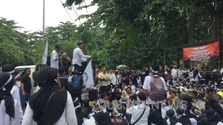 Aksi Damai Guru Honorer di DPRD Kabupaten Sukabumi Diwarnai Ketegangan, Ada Apa?