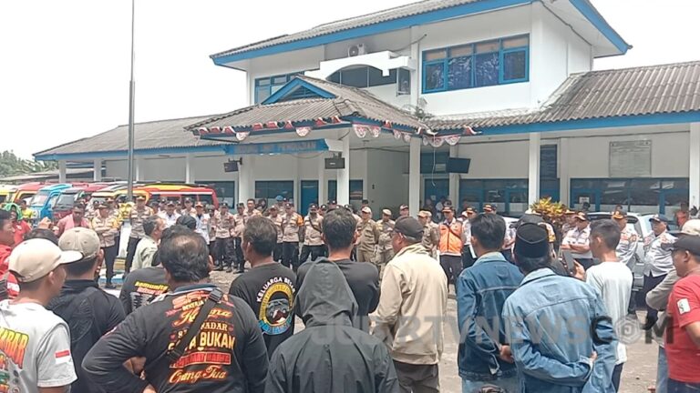 Tuntut Basmi Taksi Gelap, Ratusan Elf di Pajampangan Geruduk Kantor Dishub Kabupaten Sukabumi