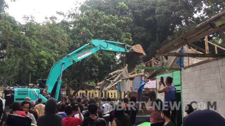 Ekskavator Sempat Dihadang Warga, Pembongkaran TWA Citepus Terus Berlangsung