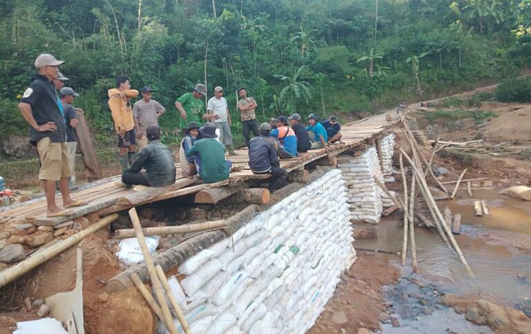 Dipimpin Kades, Warga Sukamaju Gotong Royong Perbaiki Jembatan Putus Akibat Banjir Bandang