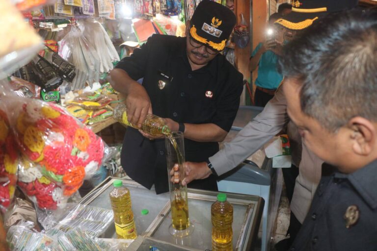 Bupati Sukabumi Temukan Ketidaksesuaian Takaran Minyakita Kemasan Botol saat Monitoring Pasar