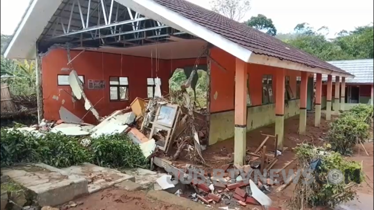 Diterjang Banjir, SDN Bojongtugu Lengkong Sukabumi Lumpuh Total, Siswa Terpaksa Belajar dari Rumah