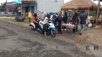 IKM Ujunggenteng Bagikan Ratusan Takjil Gratis dalam Jumat Berbagi