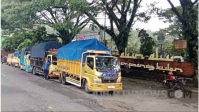 Akses Jalan Terputus, Puluhan Truk Bermuatan Kelapa Tertahan di Jampangkulon