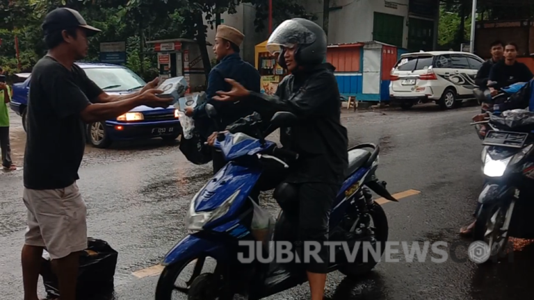 Diguyur Hujan, DRPC Bagikan 100 Takjil untuk Pengguna Jalan di Surade