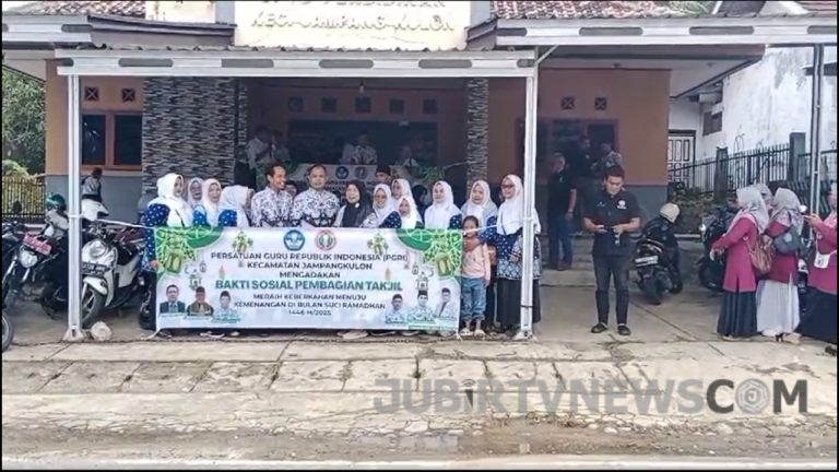 PGRI Jampangkulon Sukabumi Bagikan 1.000 Takjil di Depan Kantor UPTD Pendidikan