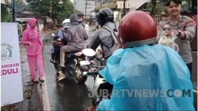 Polsek Jampangkulon dan Bhayangkari Bagikan 100 Takjil di Tengah Hujan