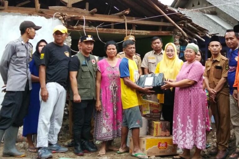 Turun Langsung, Dewan Rika Dampingi Wabup Sukabumi Pastikan Bantuan Darurat Tersalurkan di Simpenan