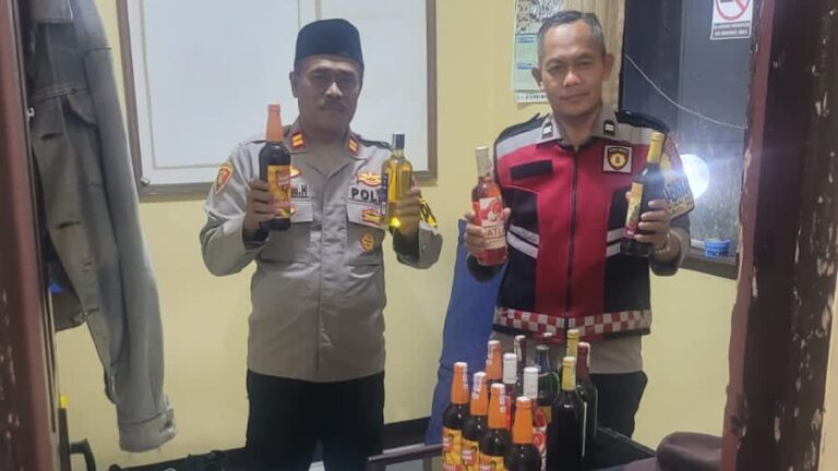 Ciptakan Ramadan Aman di Purabaya Sukabumi, Polisi Sita Belasan Miras dari Warung dan Toko