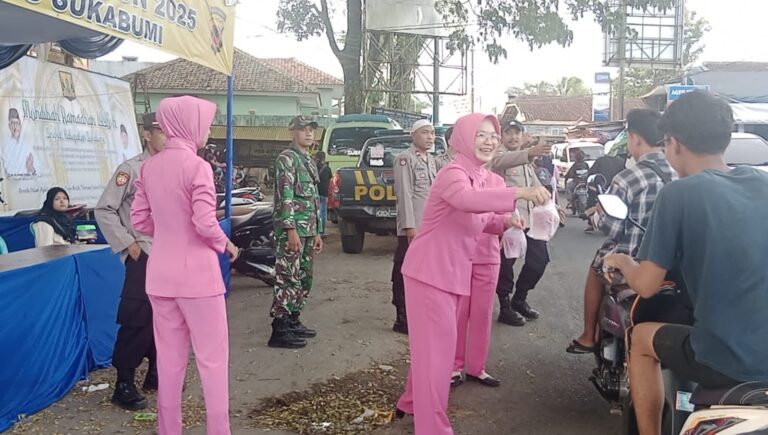 Junjung Sinergitas, Polsek dan Koramil Jampangkulon Bagikan Ratusan Takjil untuk Pengguna Jalan