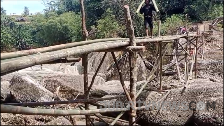 Putus Diterjang Banjir, Warga Gotong Royong Perbaiki Jembatan Gantung Jampangkulon-Waluran Sukabumi