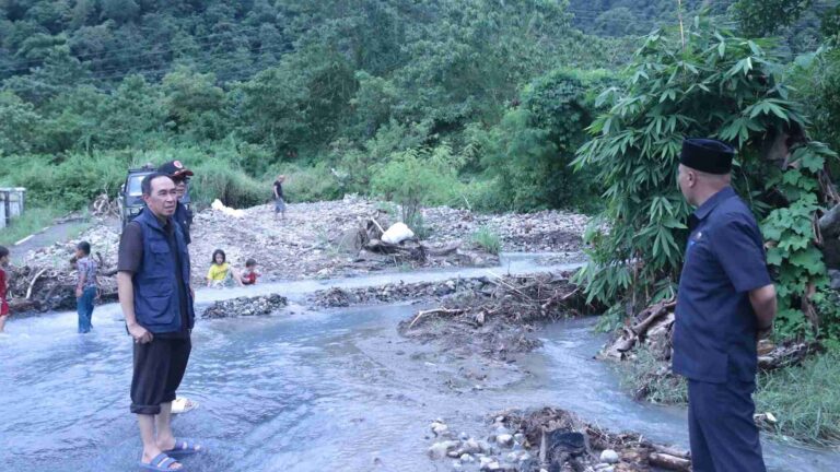 Sekda Sukabumi Tinjau Dampak Banjir di Lapang Cangehgar, Kajian Penanganan Segera Dilakukan