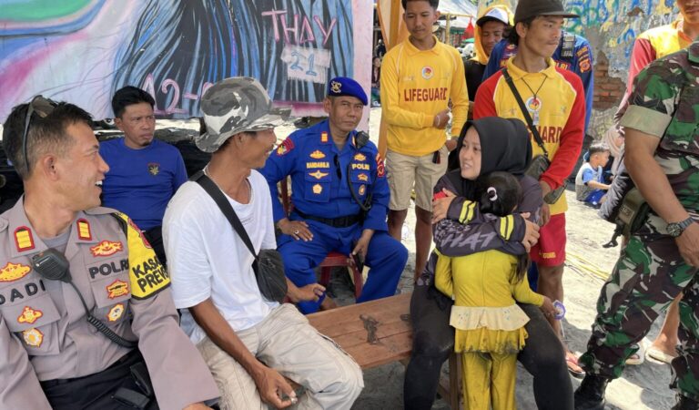 Dua Anak Terpisah dari Orangtuanya di Pantai Sukabumi, Petugas Turun Tangan