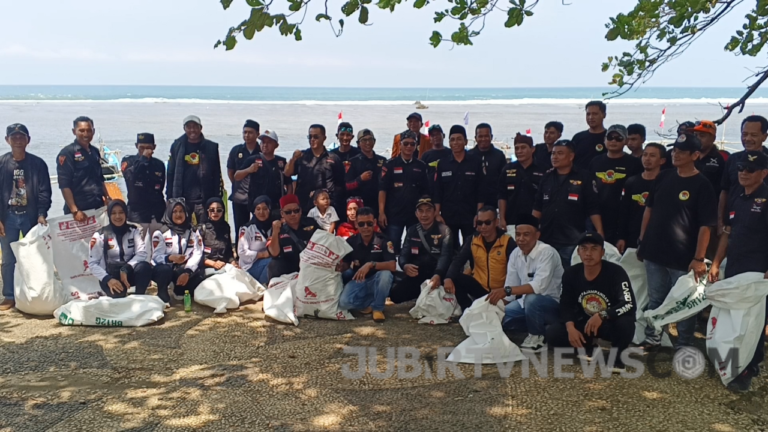 Pererat Silaturahmi, Manggala Garuda Putih Gelar Aksi Bersih-Bersih Pantai di Surade Sukabumi