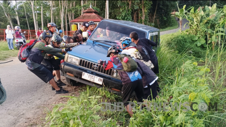 Diduga Sopir Mengantuk, Sebuah Mobil Hampir Terjun ke Sawah di Kedalemen-Surade Sukabumi