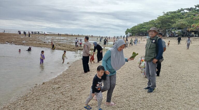 Hari Kedua Lebaran 2025, Pantai Cibuaya Sukabumi Mulai Diserbu Wisatawan