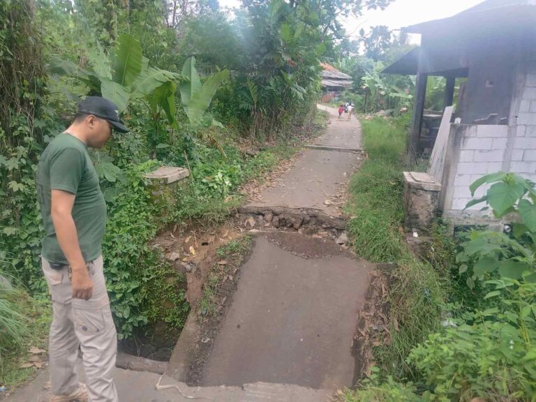 Jembatan Putus di Desa Cidadap Simpenan, Akses Warga Terhambat Total