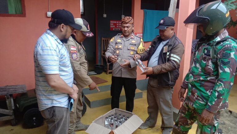 Tim Gabungan Razia Warung Jual Miras di Pantai Taman Pandan Sukabumi, 19 Botol Disita