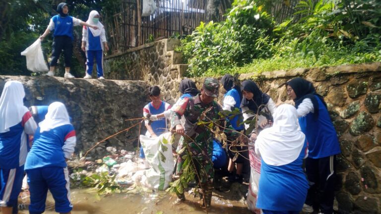 Tingkatkan Kesadaran Lingkungan, UPTD Dalduk Surade Ikut Aksi Bersih-Bersih Sungai