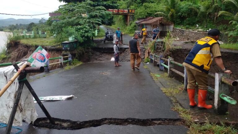 Rusak Terdampak Bencana, Dinas PU Sukabumi Segera Perbaiki Jalan Cibuntu-Warungkiara
