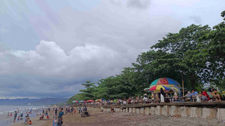 Kondisi Pantai di Palabuhanratu yang di penuhi wisatawan. | Foto: Ist