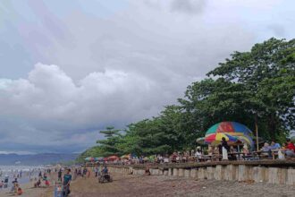 Kondisi Pantai di Palabuhanratu yang di penuhi wisatawan. | Foto: Ist