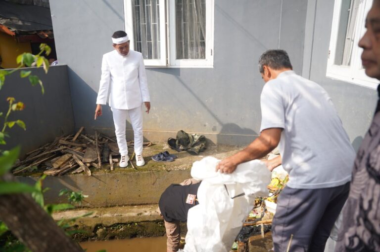 KDM Hentikan Penggalangan Dana di Jalan, Endingnya Ajak Warga Sukabumi Bersihkan Sungai