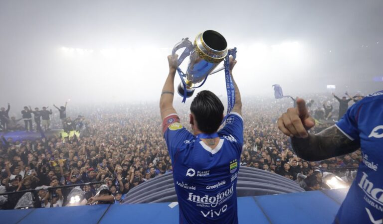 Persib Angkat Trofi di Stadion GBLA, Bobotoh Berpesta